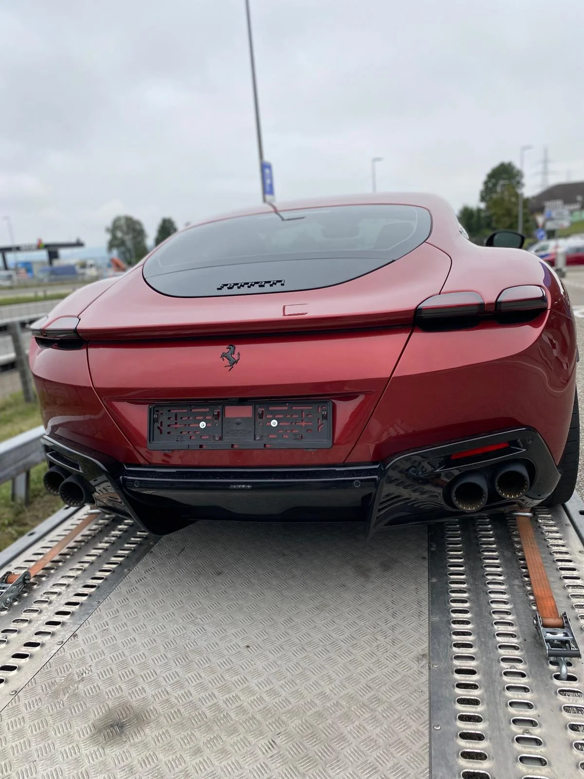 Ferrari rossa showroom