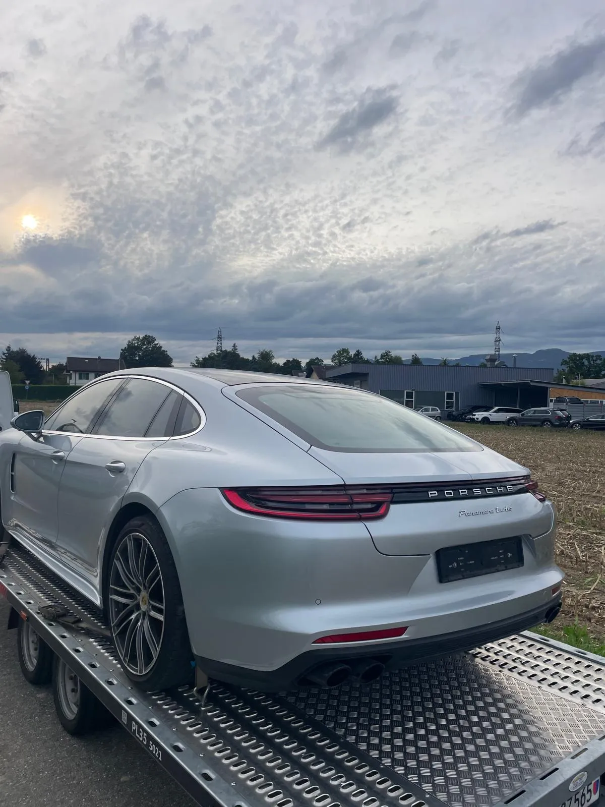 Operazione carico veicolo