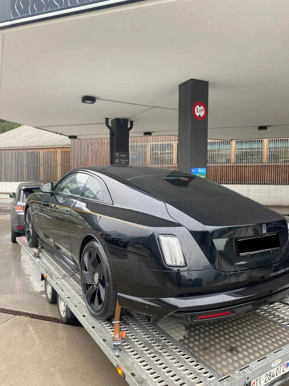 Rolls Royce Spectre laterale trasporto