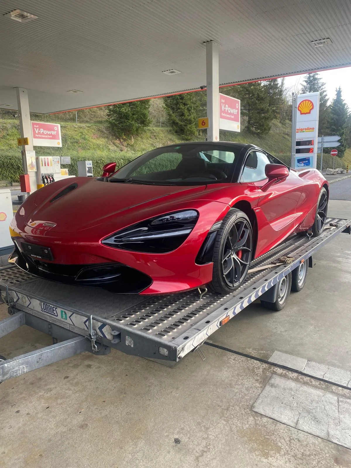 Carico auto su pianale trasporto