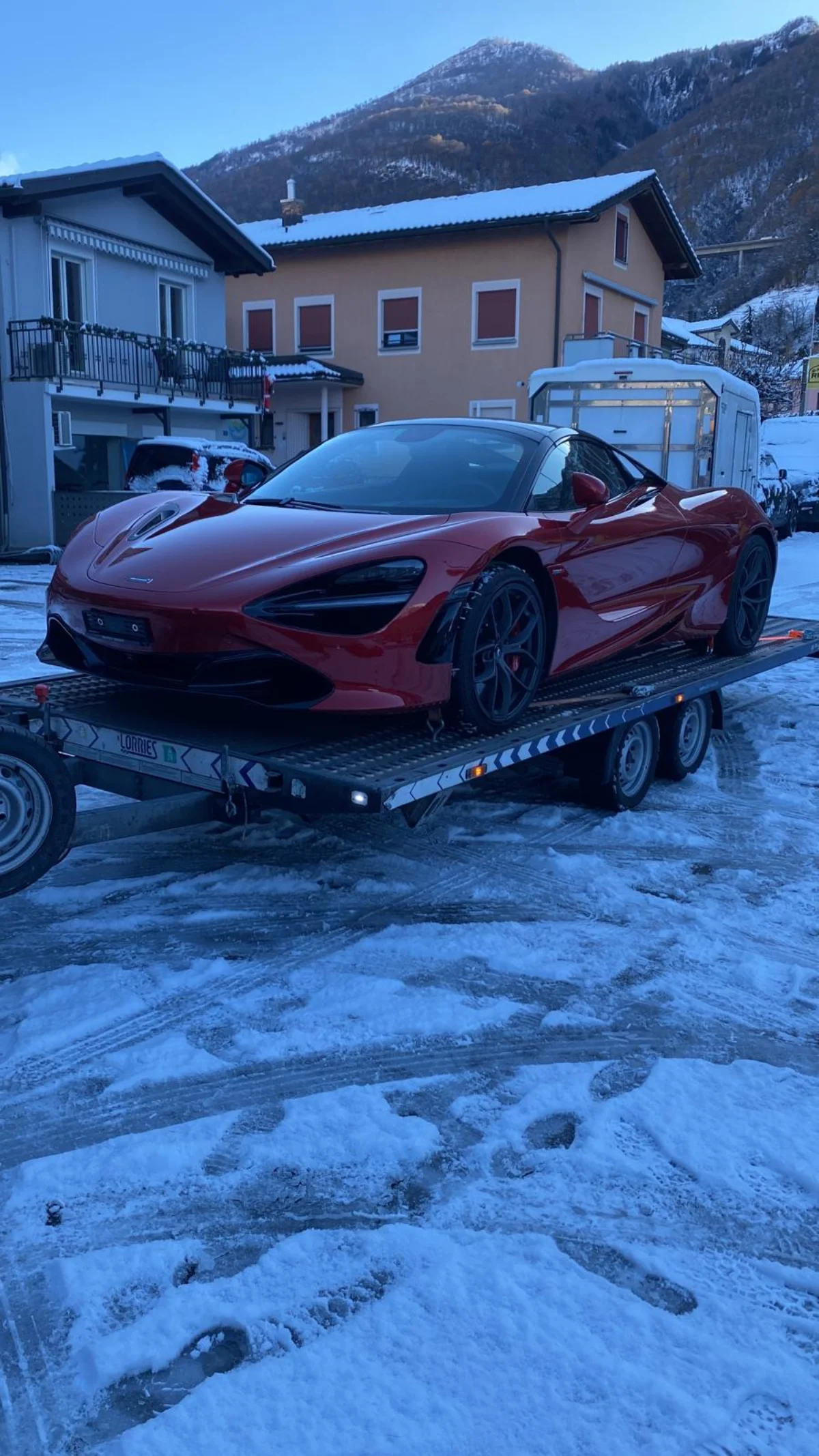 Trasporto veicolo su carrello